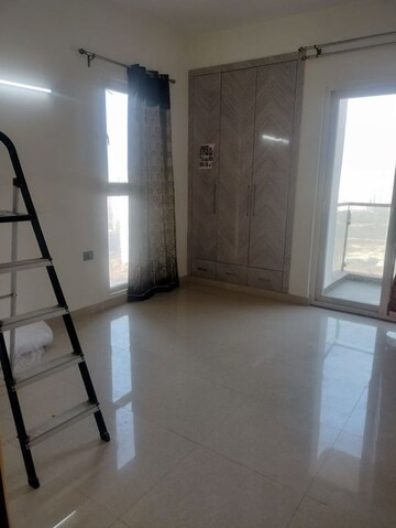 Room in 3 BHK Apartment at Sikka Kimaantra Greens, Sector 79 – for Rent