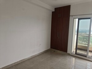 Room in 3.5 BHK Apartment at Elite Golf Green, Sector 79 – for Rent