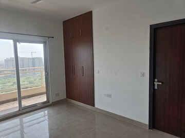Room in 3.5 BHK Apartment at Elite Golf Green, Sector 79 – for Rent