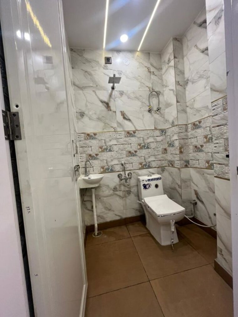 Bathroom, dwarka mor 3 Bedroom 900 Sq.Ft. Builder Floor In Dwarka Mor Delhi 9853685