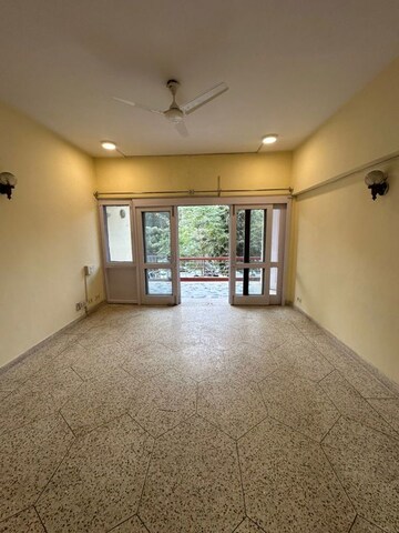 Room in 3 BHK Builder Floor at Sarvodaya Enclave – for Rent