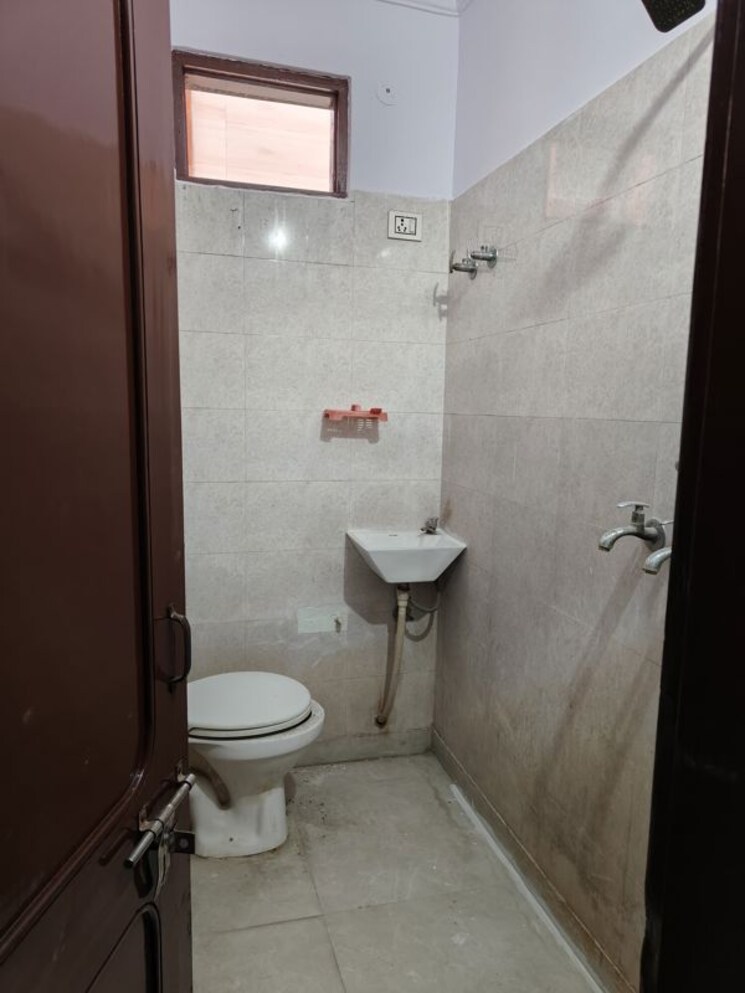 Bathroom, baba colony 2 Bedroom 540 Sq.Ft. Builder Floor In Baba Colony Delhi 9853686