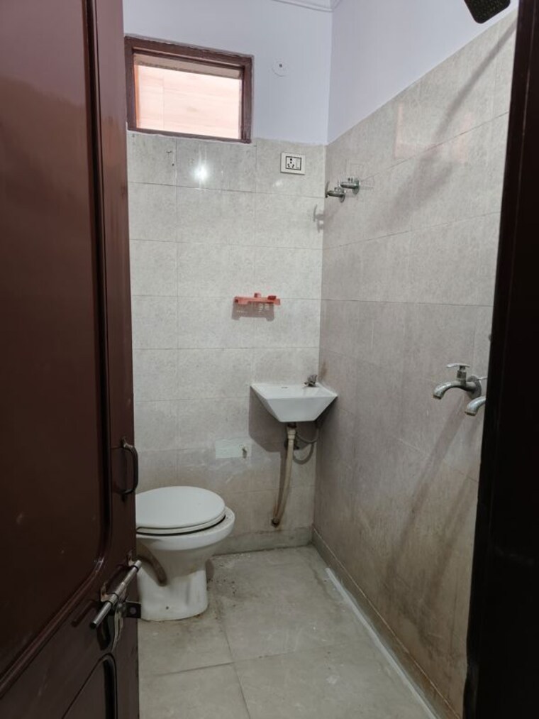 Bathroom, baba colony 2 Bedroom 540 Sq.Ft. Builder Floor In Baba Colony Delhi 9853686