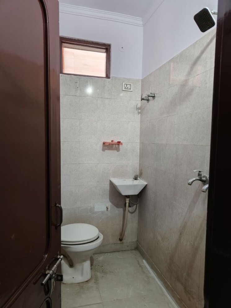 Bathroom, baba colony 2 Bedroom 540 Sq.Ft. Builder Floor In Baba Colony Delhi 9853686