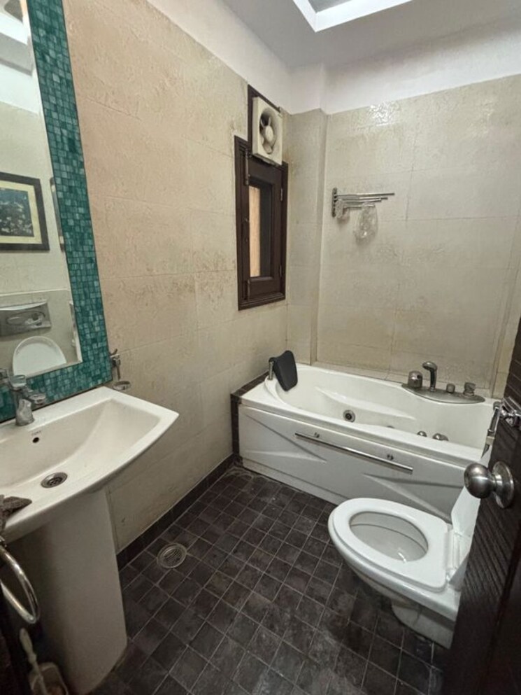 Bathroom, greater kailash i 3 Bedroom 208 Sq.Yd. Builder Floor In Greater Kailash I Delhi 9853729