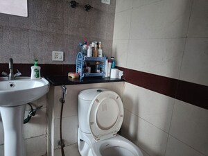 Furnished Amenities in 2.5 BHK Apartment at Amrapali Silicon City, Sector 76 – for Sale