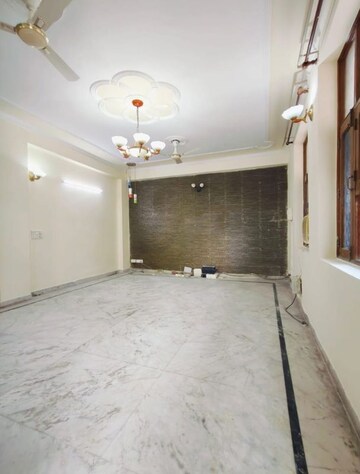 Room in 5 BHK Builder Floor at Sector 40 – for Rent