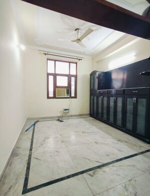Bedroom in 5 BHK Builder Floor at Sector 40 – for Rent