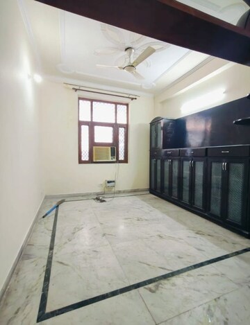 Bedroom in 5 BHK Builder Floor at Sector 40 – for Rent