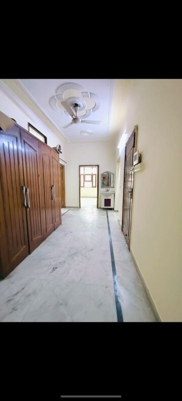 Building Lobby in 5 BHK Builder Floor at Sector 40 – for Rent