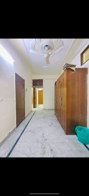 Bedroom in 5 BHK Builder Floor at Sector 40 – for Rent