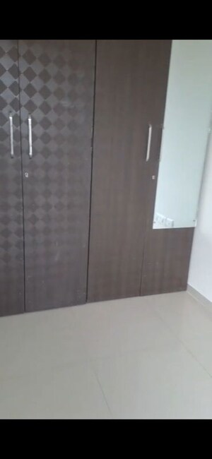 Furnished Amenities in 2 BHK Apartment at Sheth Vasant Lawns, Laxmi Nagar – for Rent