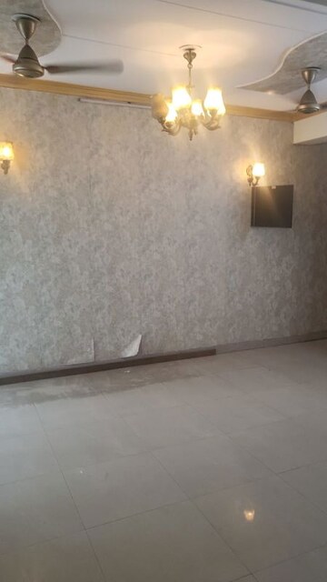 Room in 3 BHK Apartment at Supertech Cape Town, Sector 74 – for Rent