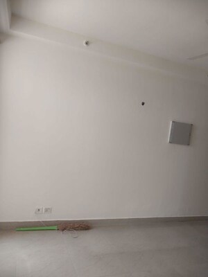 Room in 2 BHK Apartment at Supertech Cape Town, Sector 74 – for Rent