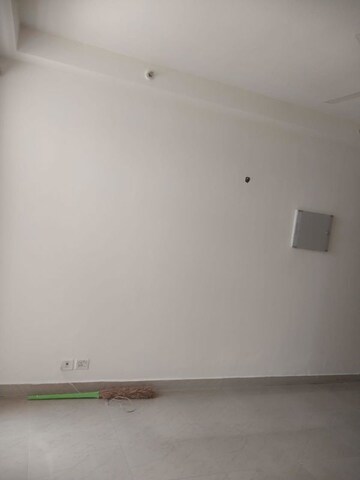 Room in 2 BHK Apartment at Supertech Cape Town, Sector 74 – for Rent