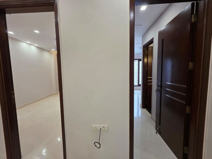 Room, defence colony 3 Bedroom 217 Sq.Yd. Builder Floor In Defence Colony Delhi 9853802