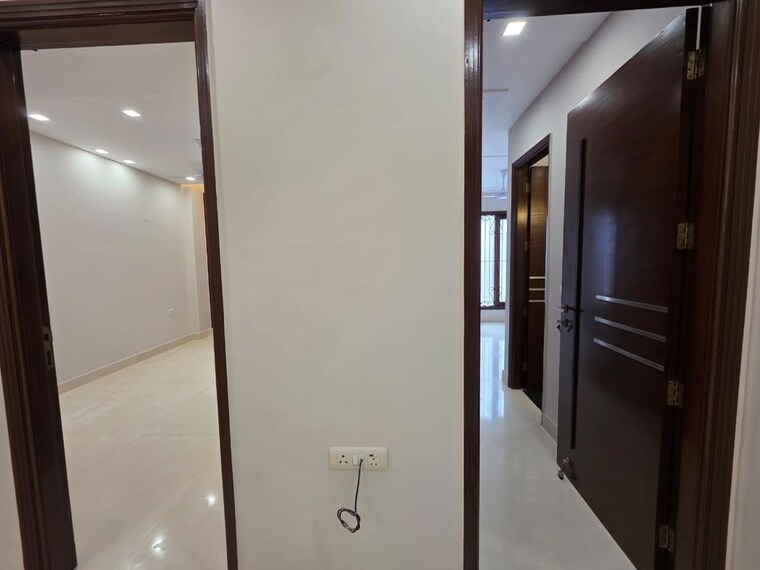 Room, defence colony 3 Bedroom 217 Sq.Yd. Builder Floor In Defence Colony Delhi 9853802
