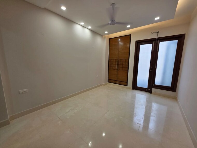 Room, defence colony 3 Bedroom 217 Sq.Yd. Builder Floor In Defence Colony Delhi 9853802