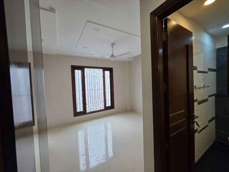 Room, defence colony 3 Bedroom 217 Sq.Yd. Builder Floor In Defence Colony Delhi 9853802