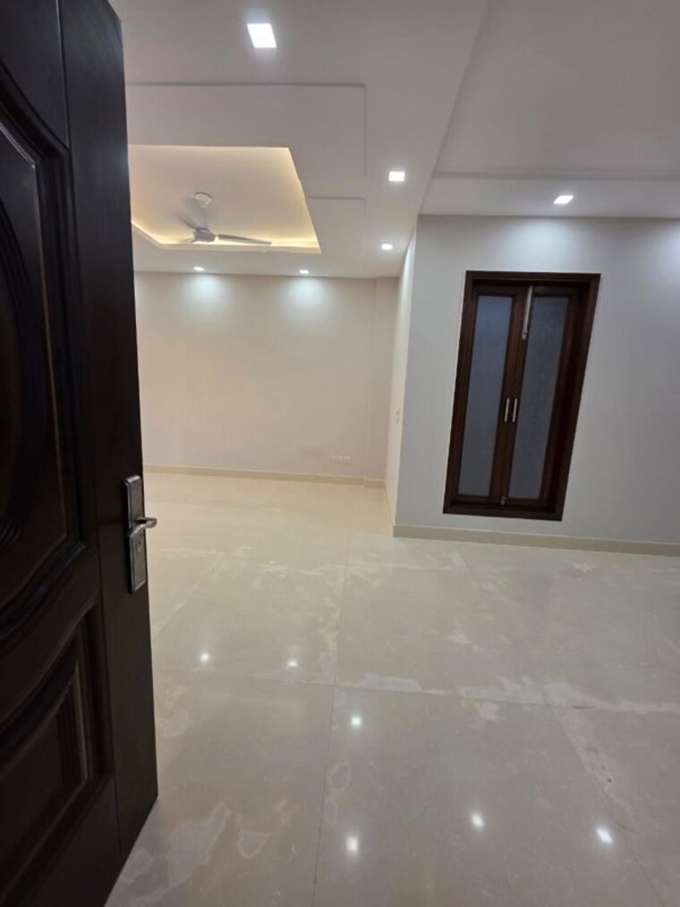 Room, defence colony 3 Bedroom 217 Sq.Yd. Builder Floor In Defence Colony Delhi 9853802