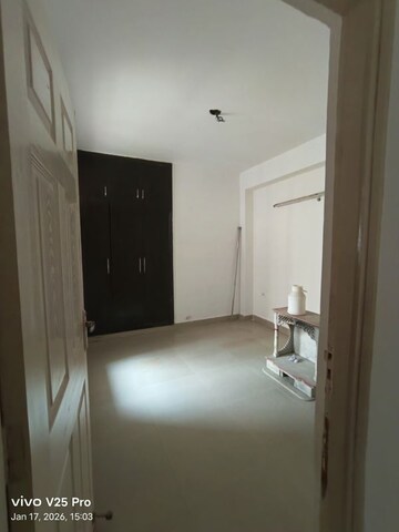 Room in 2 BHK Apartment at Supertech Cape Town, Sector 74 – for Rent