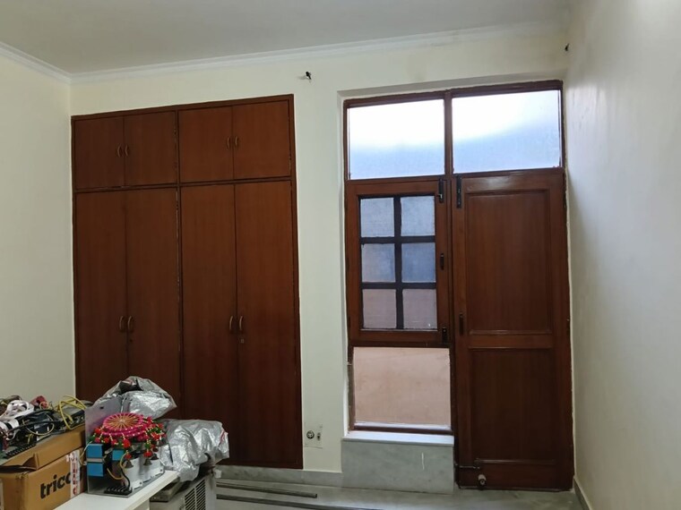 Room, rwa-apartments-sector-41 2.5 Bedroom 180 Sq.Mt. Independent House In Sector 41 Noida 9853805