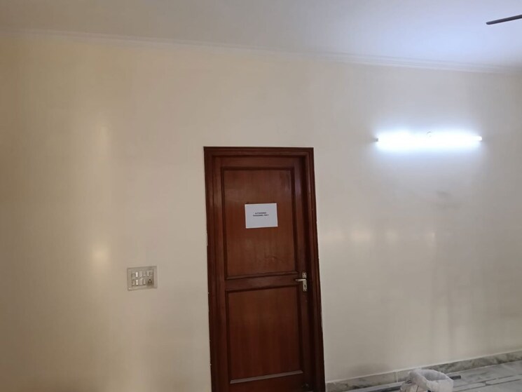 Room, rwa-apartments-sector-41 2.5 Bedroom 180 Sq.Mt. Independent House In Sector 41 Noida 9853805