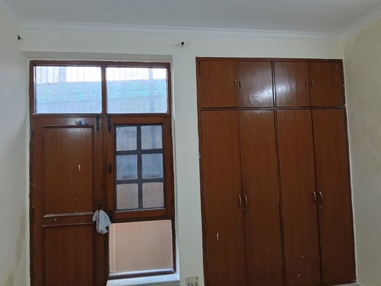 Room, rwa-apartments-sector-41 2.5 Bedroom 180 Sq.Mt. Independent House In Sector 41 Noida 9853805