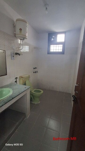 Bathroom in Studio Apartment at Varun Enclave, Sector 28 – for Rent