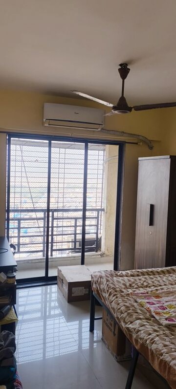Room in 3 BHK Apartment at Group Seven Rushi Heights, Goregaon East – for Rent