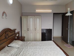Room in 3 BHK Apartment at HDIL Metropolis Residences, Andheri West – for Rent