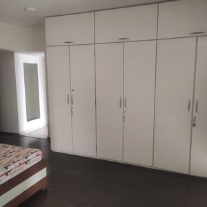 Room in 3 BHK Apartment at Bandra Kurla Complex – for Rent