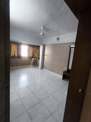 Room in 2 BHK Apartment at Dholakia Apartment, Andheri East – for Rent