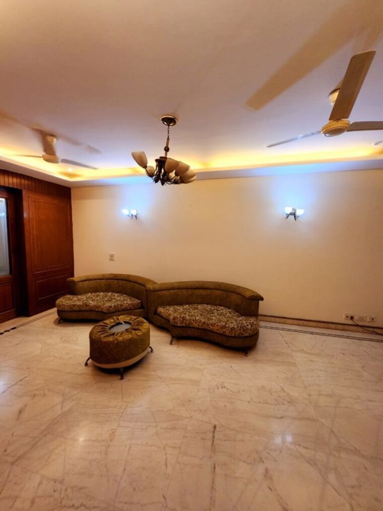 Living Room, safdarjung enclave 4 Bedroom 550 Sq.Yd. Apartment In Safdarjung Enclave Delhi 9854033