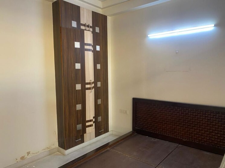 Room, sector 46 3 Bedroom 1850 Sq.Ft. Builder Floor In Sector 46 Gurgaon 9854058