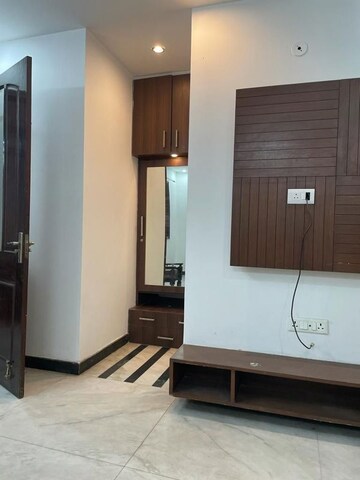 Room in 3.5 BHK Villa at RWA Apartments Sector 52, Sector 52 – for Rent