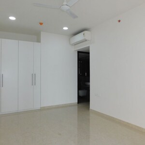 Room in 4 BHK Apartment at Wadala – for Rent