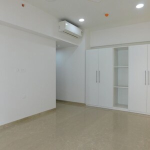 Room in 4 BHK Apartment at Wadala – for Rent