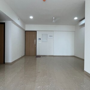Room in 4 BHK Apartment at Wadala – for Rent
