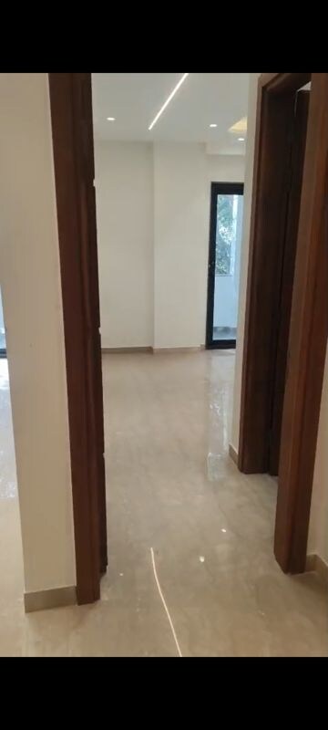 Room in 4 BHK Apartment at Navjeevan Vihar – for Sale