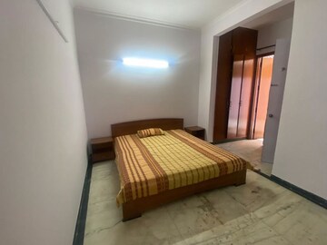 Bedroom in 3 BHK Builder Floor at Dlf Phase ii – for Rent