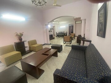 Living Room in 3 BHK Builder Floor at Dlf Phase ii – for Rent