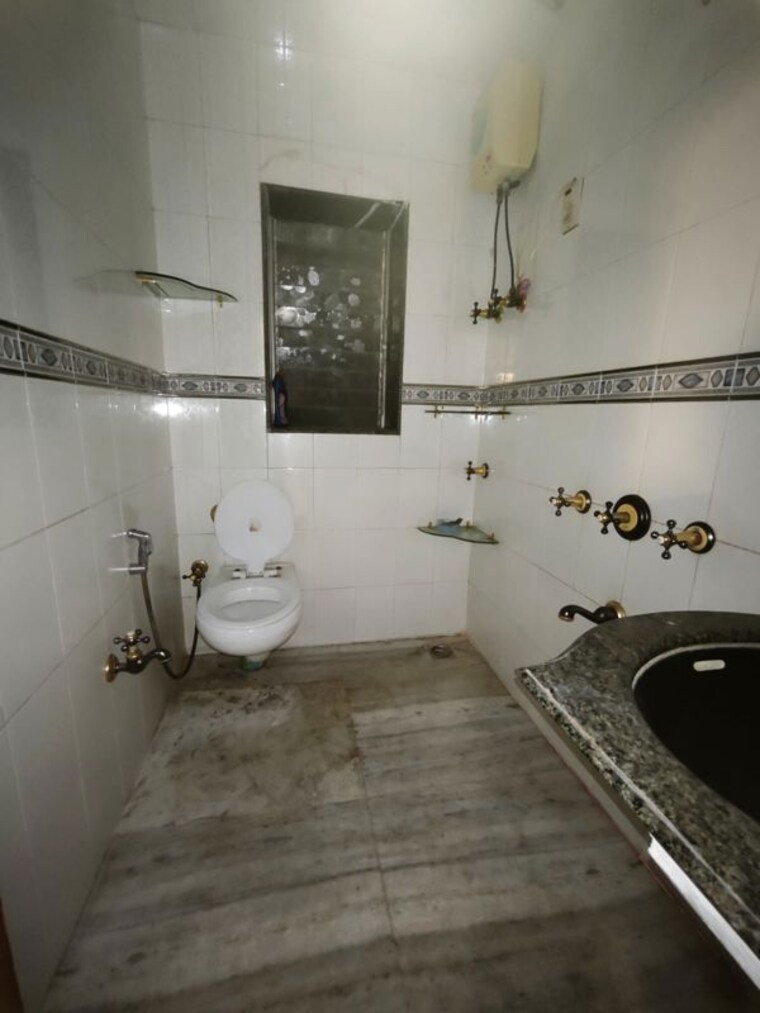 Bathroom, sunny-estate 2 Bedroom 1100 Sq.Ft. Apartment In Chembur Mumbai 9854154