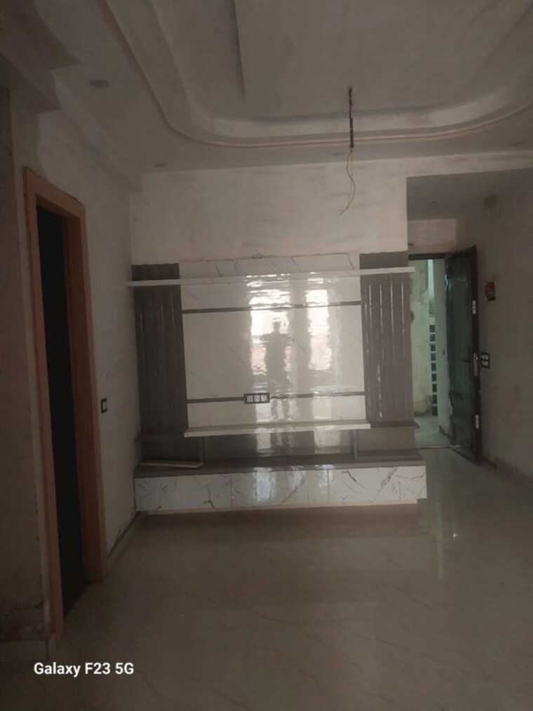 Room, sector 73 3 Bedroom 1350 Sq.Ft. Builder Floor In Sector 73 Noida 9854190