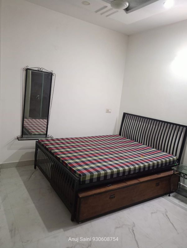 1 Rk  410 Sq.Ft. Builder Floor in Vipul Square