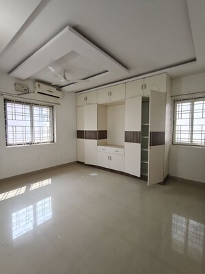 Room in 3 BHK Apartment at Venkat Enclave Hitech City, Hi Tech City – for Rent