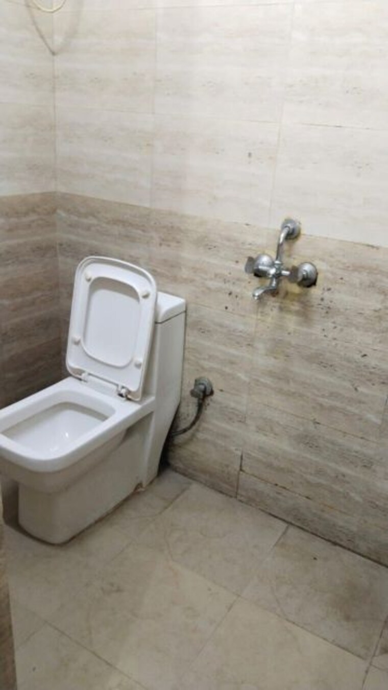 Bathroom, vipul-square 1 Bedroom 600 Sq.Ft. Builder Floor In Sushant Lok I Gurgaon 9854305