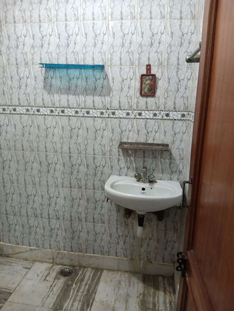 Bathroom, malviya nagar 2 Bedroom 700 Sq.Ft. Builder Floor In Malviya Nagar Delhi 9854307