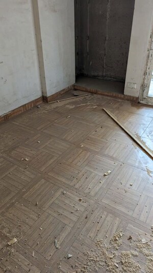 Room in 2 BHK Apartment at Saya Gold Avenue, Vaibhav Khand – for Rent