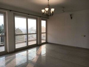 Room in 3 BHK Apartment at Sector 39 – for Rent